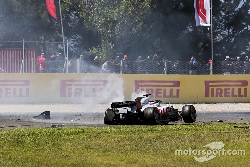 De beschadigde auto van Romain Grosjean, Haas F1 Team VF-18