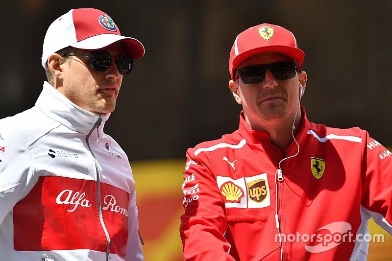 Marcus Ericsson, Sauber y Kimi Raikkonen, Ferrari en el desfile de pilotos