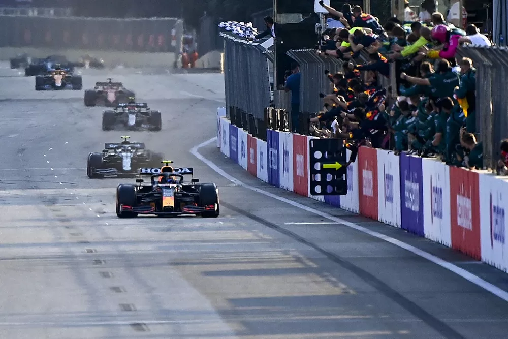 F1アゼルバイジャンGP決勝：残り5周のまさか……レッドブル・ホンダ初