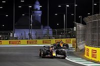 VIDEO: Max Verstappen zit Lando Norris gigantisch in de weg F1 Jeddah