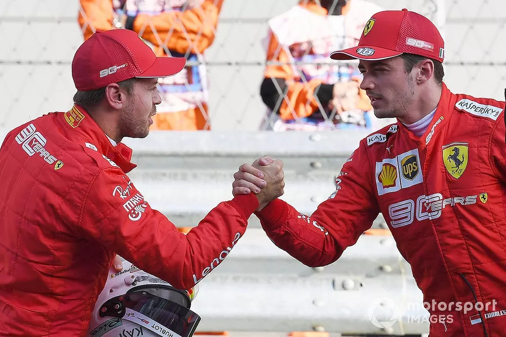Sebastian Vettel, Ferrari, felicita a Charles Leclerc, Ferrari, por asegurar la pole