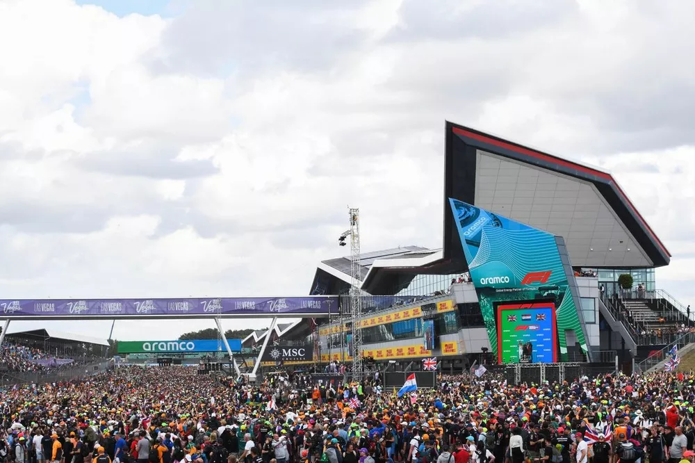 Una grande folla si raduna per vedere Lando Norris, McLaren, secondo posto, Max Verstappen, Red Bull Racing, primo posto, Lewis Hamilton, Mercedes-AMG, terzo posto, sul podio