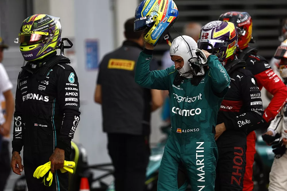 Lewis Hamilton, Mercedes-AMG, Fernando Alonso, Aston Martin F1 Team, Zhou Guanyu, Alfa Romeo F1 Team, in Parc Ferme