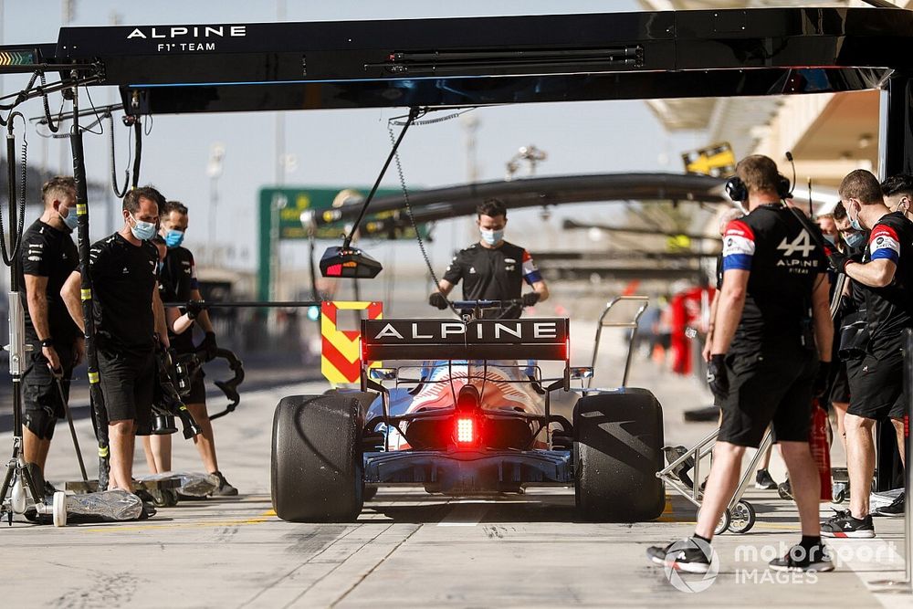 Fernando Alonso, Alpine A521 pit stop 