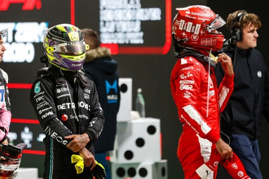 Pierre Gasly, Alpine F1 Team, Lewis Hamilton, Mercedes-AMG, Carlos Sainz, Scuderia Ferrari, en Parc Ferme
