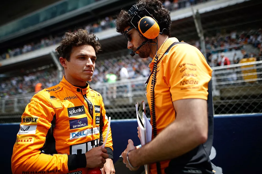 Lando Norris, McLaren, avec son ing&eacute;nieur