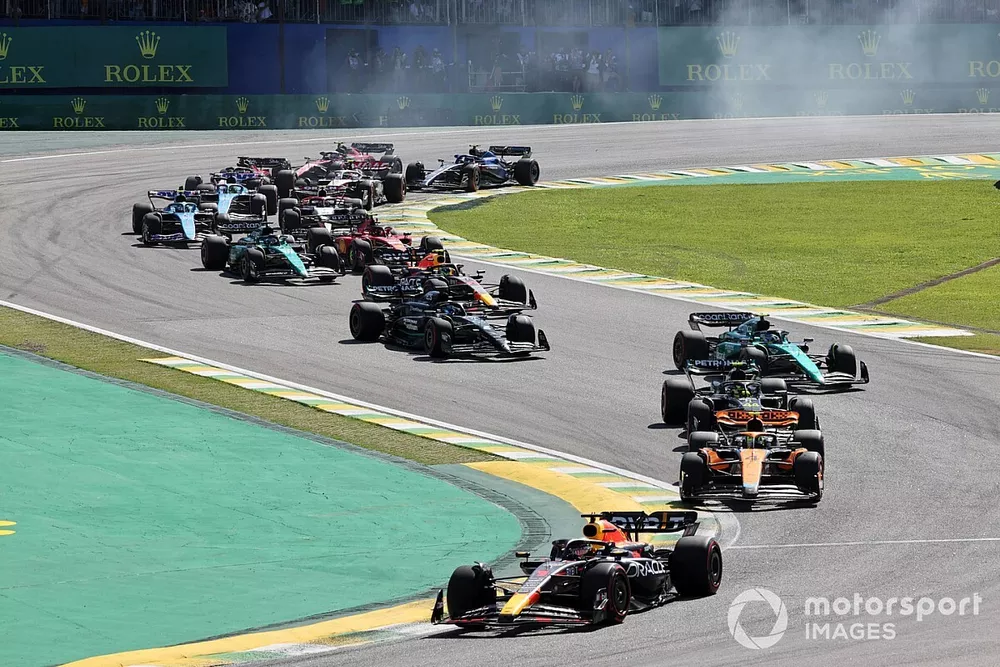 Max Verstappen, Red Bull Racing RB19, Lando Norris, McLaren MCL60, Lewis Hamilton, Mercedes F1 W14, the rest of the field
