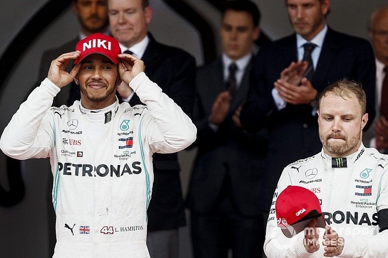 Ganador de la carrera Lewis Hamilton, Mercedes AMG F1 y el tercer lugar Valtteri Bottas, Mercedes AMG F1