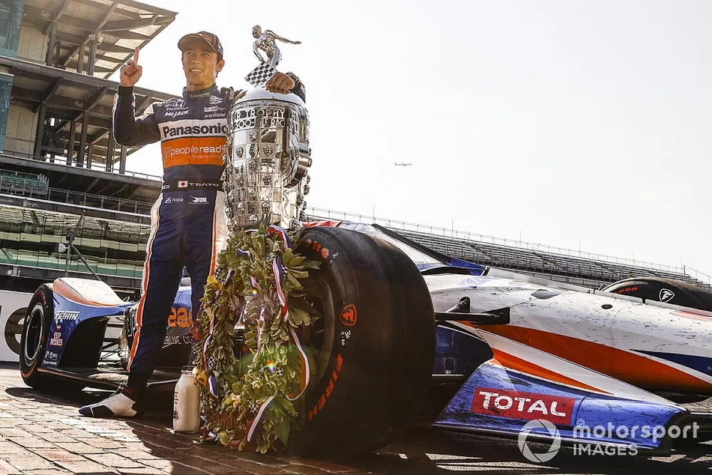 Winner Takuma Sato, Rahal Letterman Lanigan Racing Honda