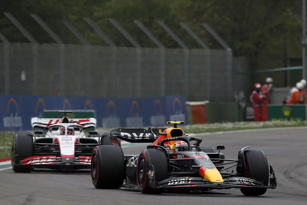 Sergio P&eacute;rez, Red Bull Racing RB18, Kevin Magnussen, Haas VF-22