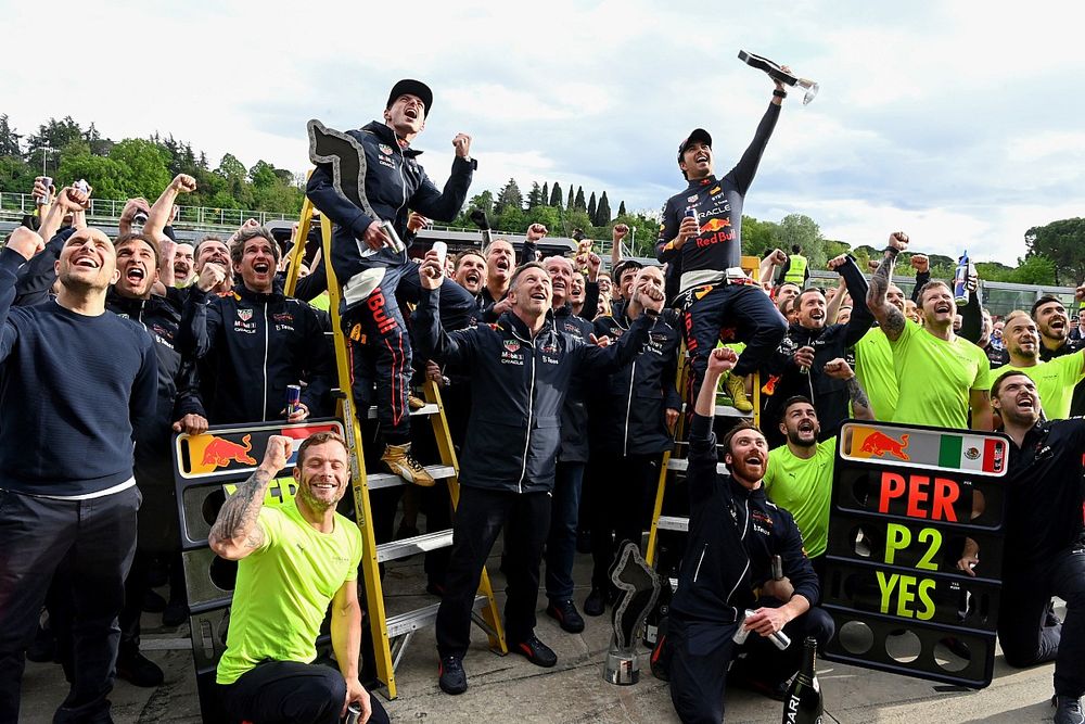 Max Verstappen, Red Bull Racing, 1&ordf; posici&oacute;n, Christian Horner, director del equipo, Red Bull Racing, Sergio P&eacute;rez, Red Bull Racing, 2&ordf; posici&oacute;n, el equipo Red Bull celebra tras la carrera