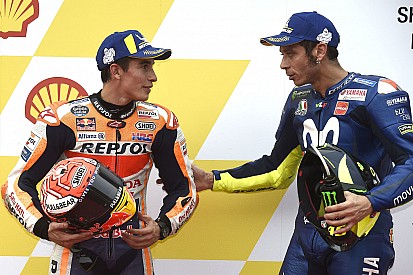 Rossi se disculpa con Márquez por entorpecerle en la pista