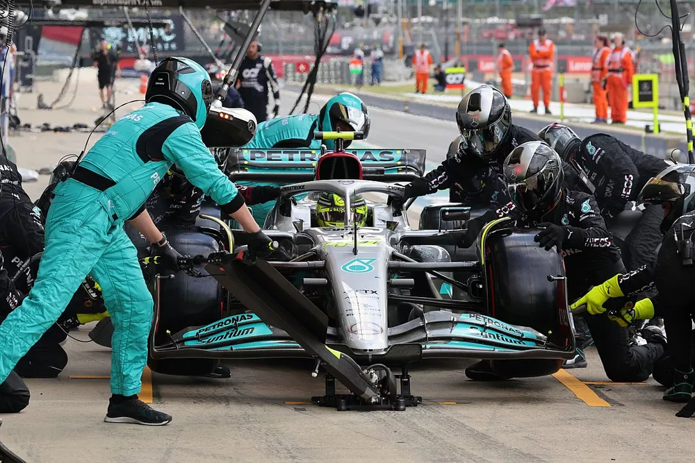 Lewis Hamilton, Mercedes W13, makes a pit stop
