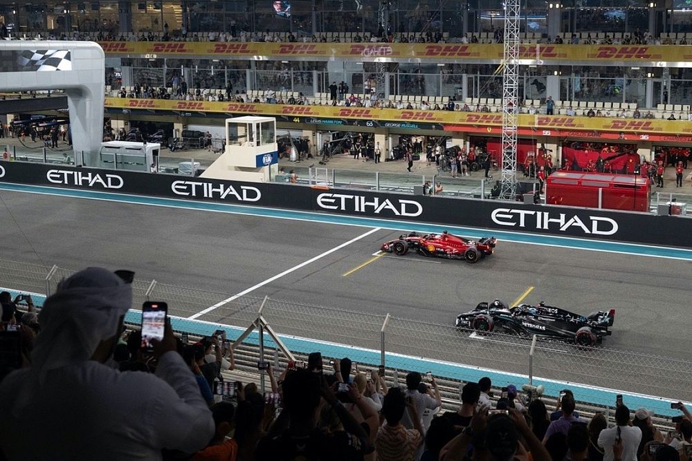 Charles Leclerc, Ferrari SF-23, George Russell, Mercedes F1 W14, practice their race start procedures at the end of FP2