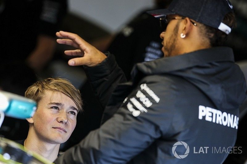 Lewis Hamilton, Mercedes AMG F1, con el piloto Billy Monger