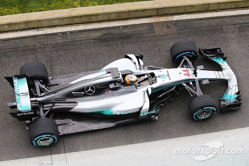 Hamilton rijdt eerste meters met nieuwe Mercedes W08