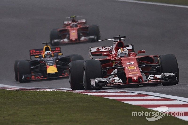 Sebastian Vettel, Ferrari SF70H, delante de Daniel Ricciardo, Red Bull Racing RB13, y Kimi Raikkonen