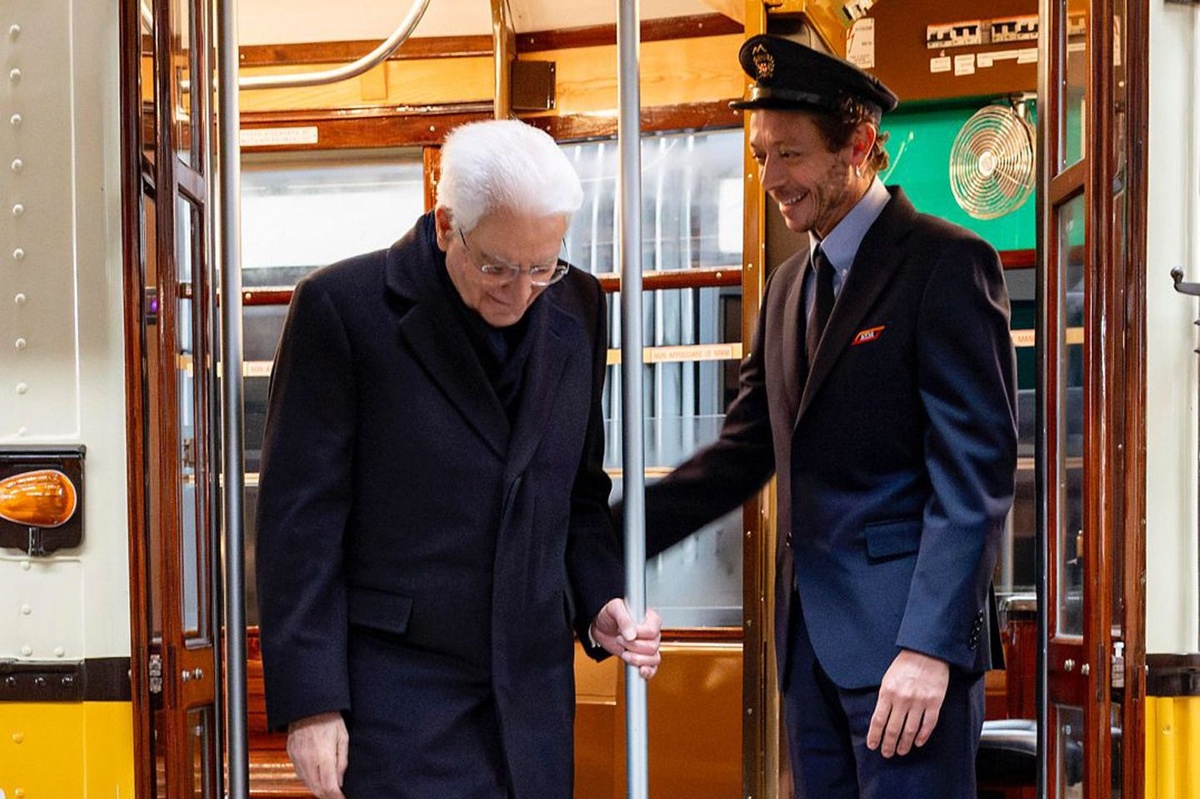 Valentino Rossi autista del... tram di Mattarella per Milano-Cortina