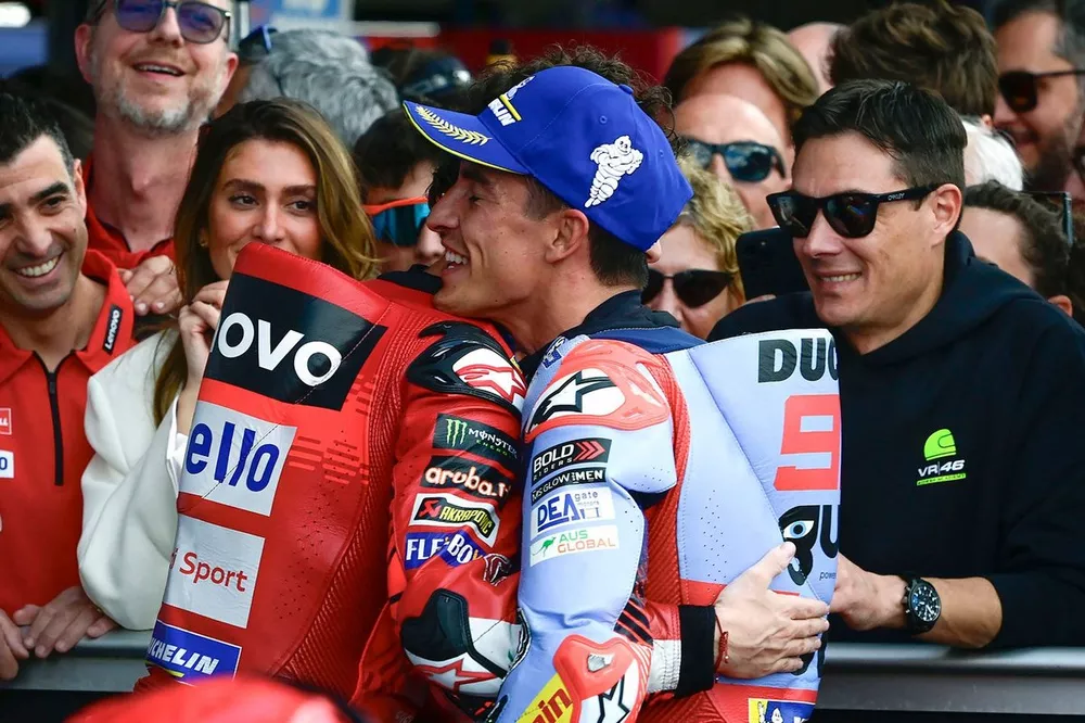 Segundo lugar Marc M&aacute;rquez, Gresini Racing, ganador Francesco Bagnaia, Ducati Team