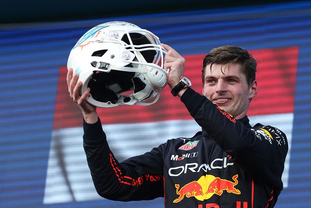 Max Verstappen, Red Bull Racing, 1&ordf; posici&oacute;n, recibe un casco de f&uacute;tbol de los Miami Dolphins en el podio