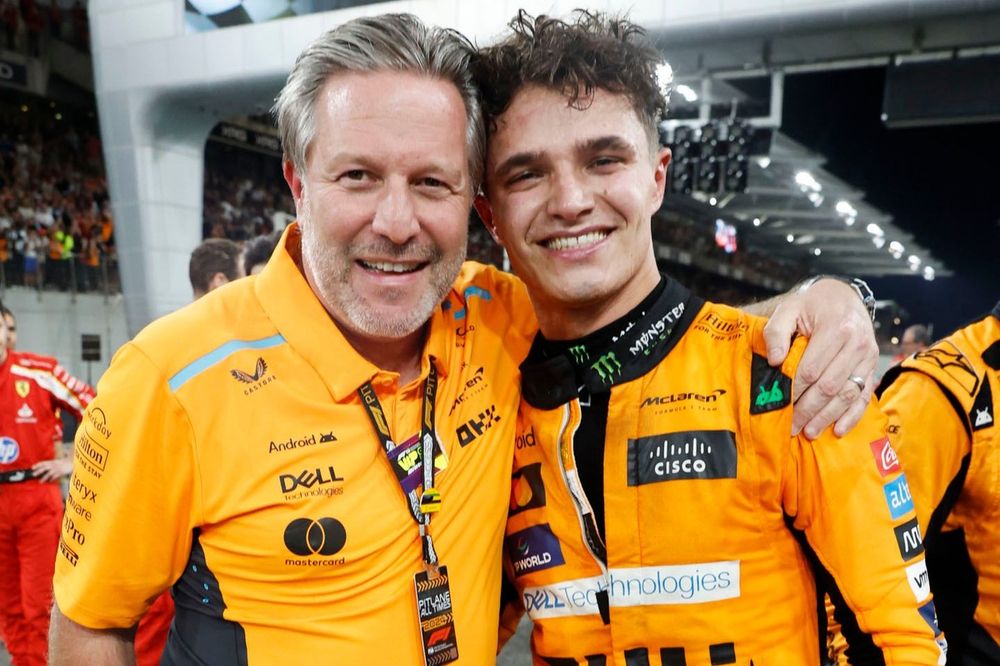 Lando Norris, Equipe McLaren F1, 1&ordf; posi&ccedil;&atilde;o, Zak Brown, CEO, McLaren Racing, comemoram ap&oacute;s a corrida