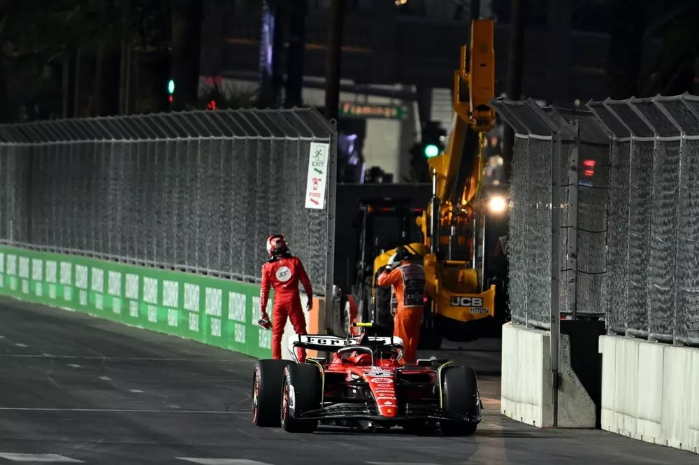 Carlos Sainz, Ferrari SF-23, para seu carro no circuito ap&oacute;s danos causados por uma tampa de bueiro