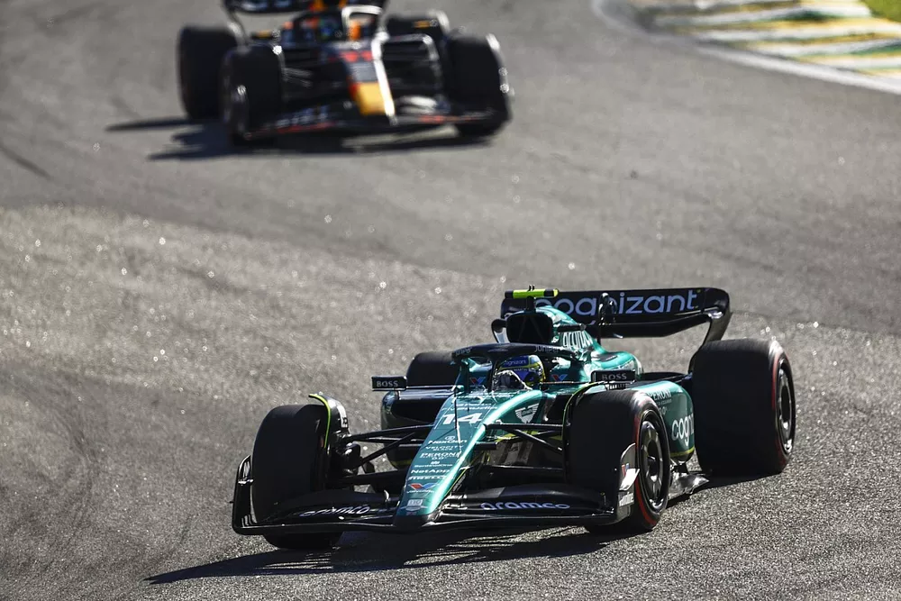 Fernando Alonso, Aston Martin AMR23, Sergio Perez, Red Bull Racing RB19