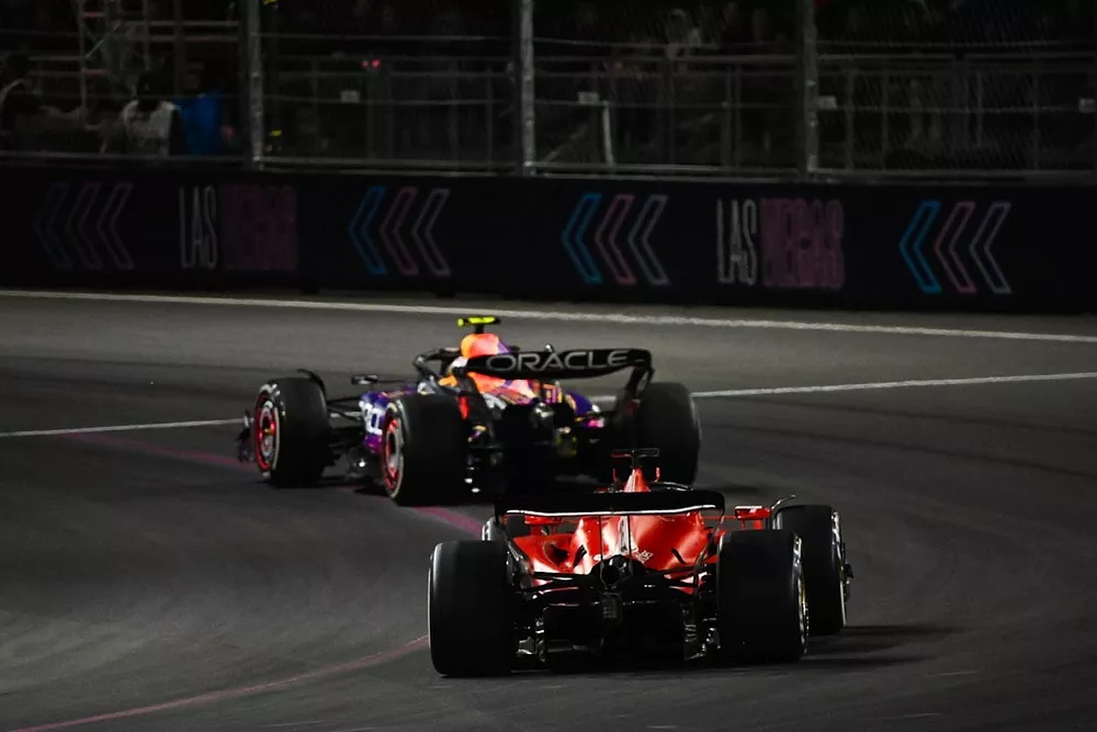 Sergio P&eacute;rez, Red Bull Racing RB19, Charles Leclerc, Ferrari SF-23