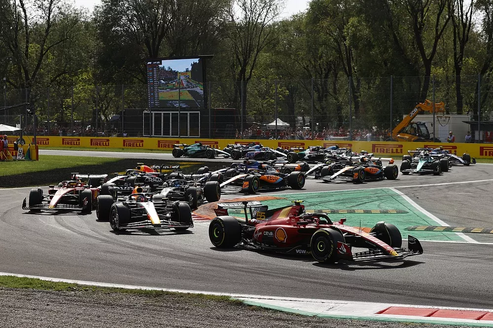 Carlos Sainz, Ferrari SF-23, Max Verstappen, Red Bull Racing RB19, Charles Leclerc, Ferrari SF-23, George Russell, Mercedes F1 W14, el resto de la parrilla en la salida.