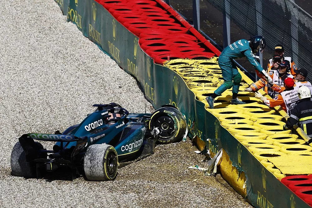 Oficiales de pista asisten a Lance Stroll, Aston Martin AMR23, tras un accidente en la Q2 del Sprint Shootout