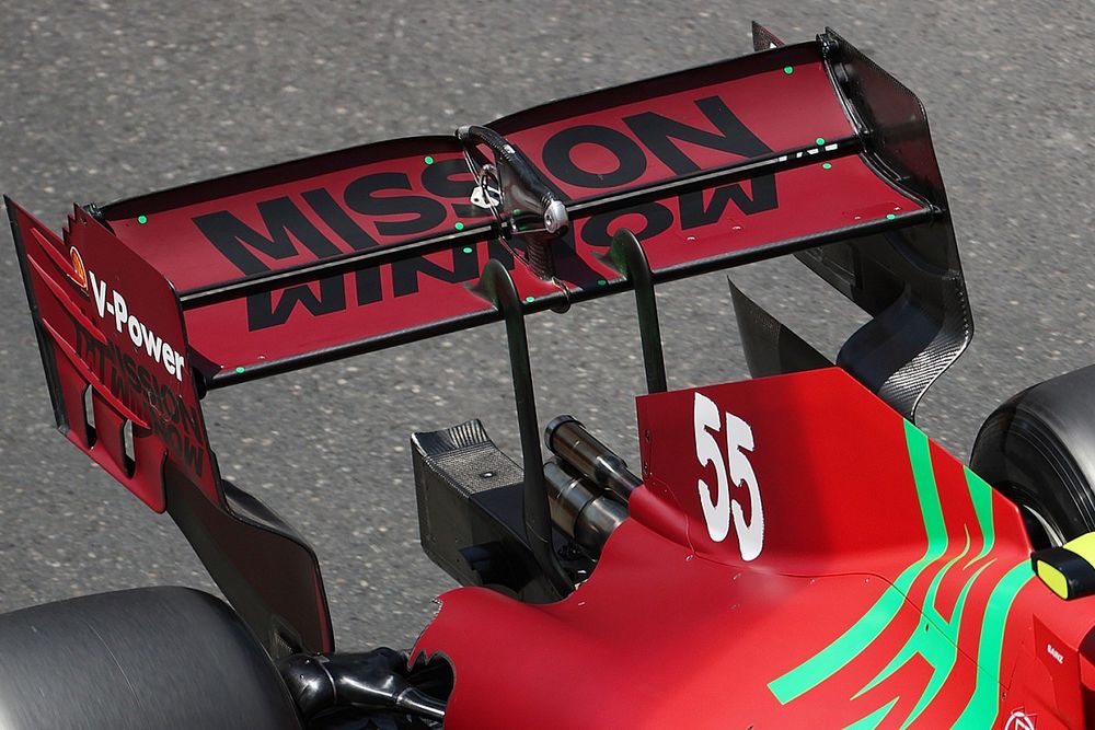 Gros plan sur l'aileron arrière d'une Ferrari SF21