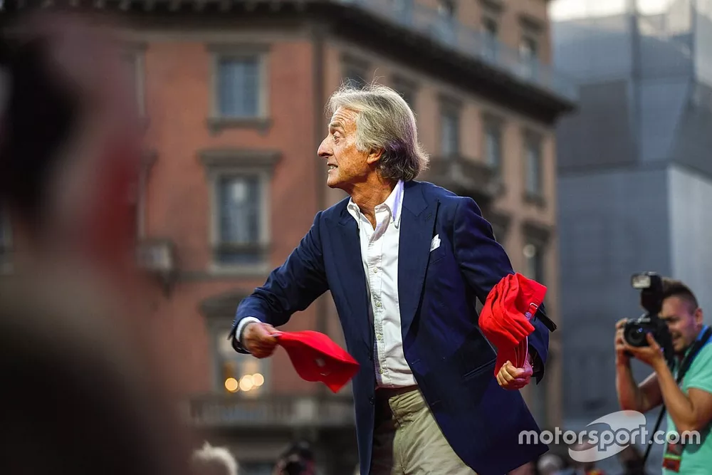 Luca di Montezemolo lanza las gorras a la multitud