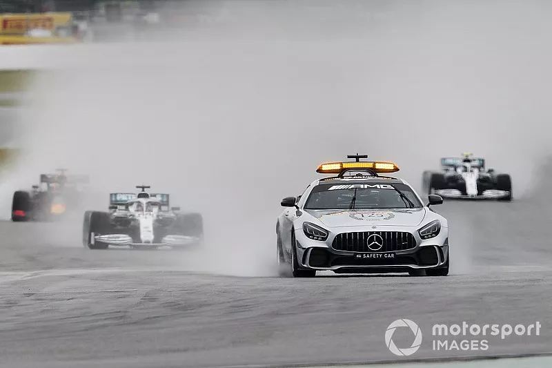 Vuelta de formaci&oacute;n con el Safety car