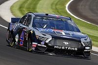 Harvick gana la pole en Indianápolis; Suárez fuera del top 10