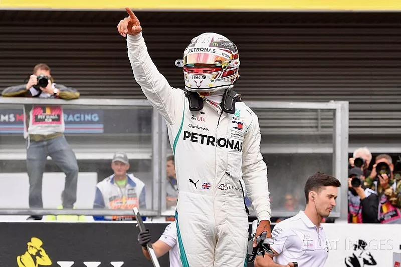 Ganador de la pole Lewis Hamilton, Mercedes AMG F1 celebra en parc ferme