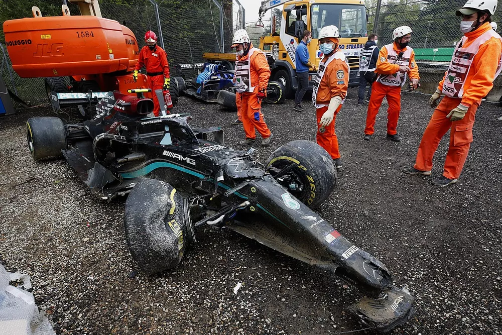 L'auto di Valtteri Bottas, Mercedes W12, dopo l'incidente con George Russell, Williams