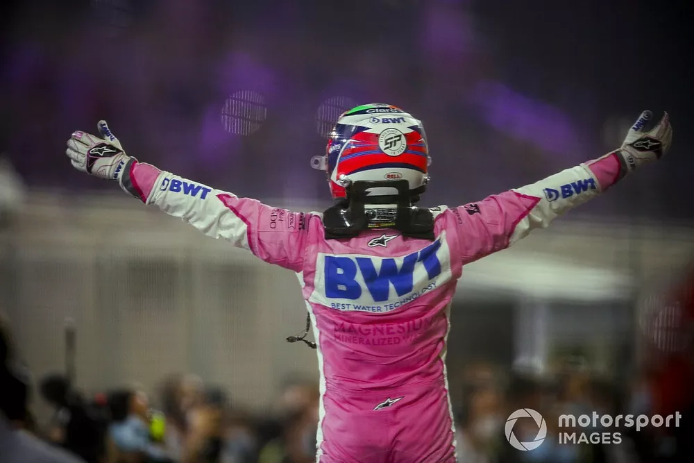 El ganador de la carrera Sergio P&eacute;rez, Racing Point celebra en Parc Ferme