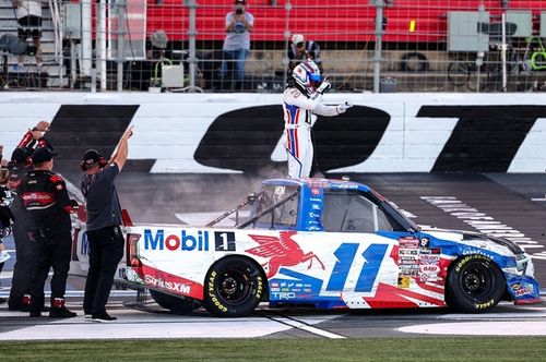 NASCAR Truck: Corey Heim faz corrida de recuperação após batida e vence no ROVAL; Motorsport.com transmite categoria