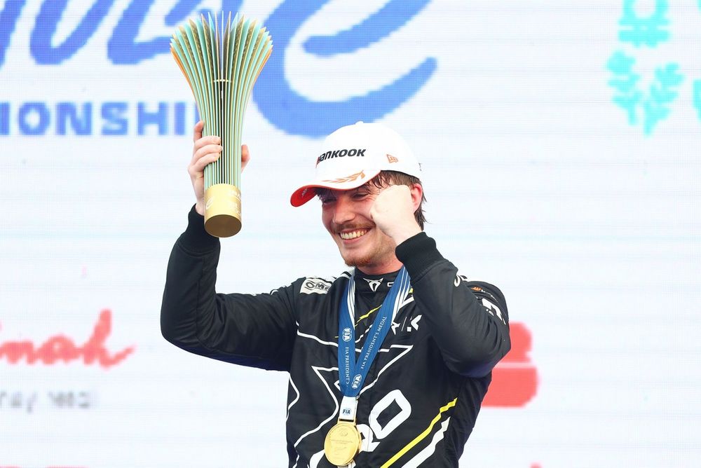 Podium: Race winner Dan Ticktum, Kiro Race Co