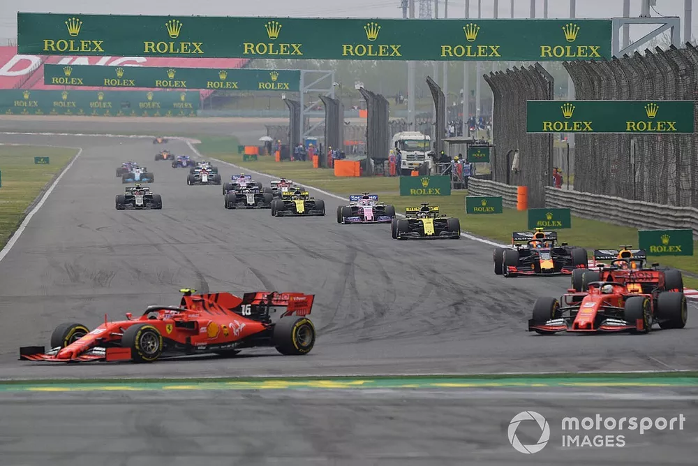 Charles Leclerc, Ferrari SF90, y Sebastian Vettel, Ferrari SF90, Max Verstappen, Red Bull Racing RB15, Pierre Gasly, Red Bull Racing RB15, Daniel Ricciardo, Renault F1 Team R.S.19, Sergio Perez, Racing Point RP19, y el resto de la parrilla