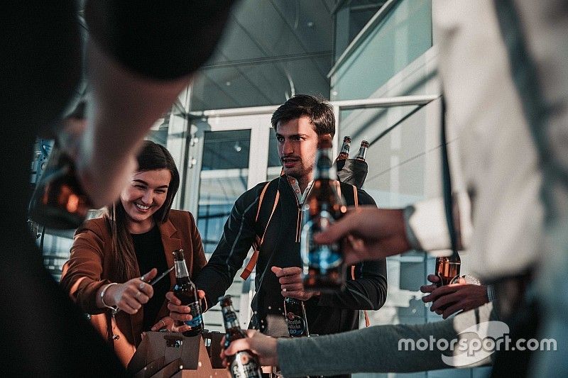 Carlos Sainz, en el spot de la alianza Estrella Galicia 0,0 y McLaren