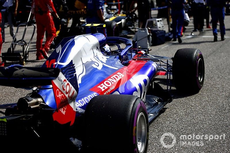 Pierre Gasly, Scuderia Toro Rosso STR13, en la parrilla