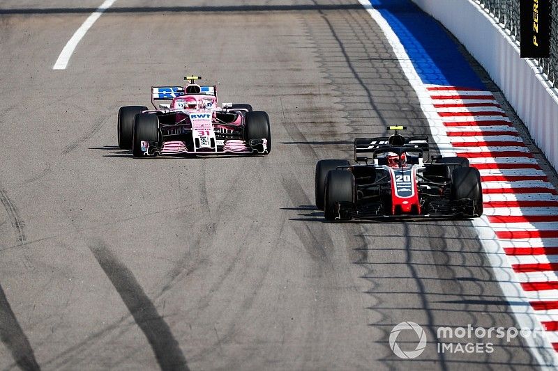 Kevin Magnussen, Haas F1 Team VF-18, lidera a  Esteban Ocon, Racing Point Force India VJM11, y Sergio Pérez, Racing Point Force India VJM11