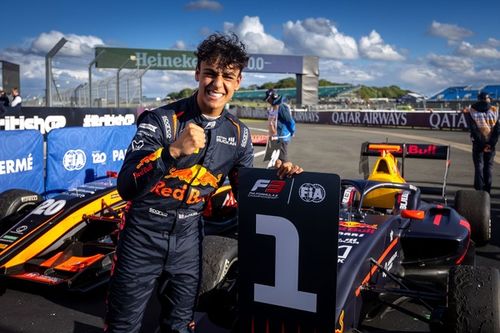Segundo site italiano, Lindblad estará no grid da F1 2026; entenda