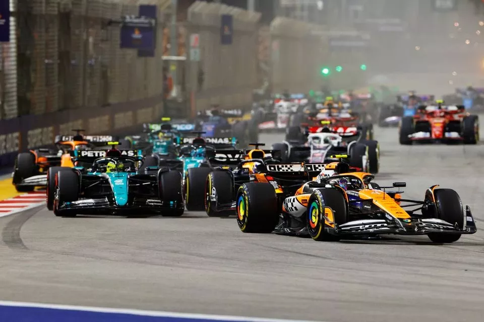 Lando Norris, McLaren MCL38, Max Verstappen, Red Bull Racing RB20, Lewis Hamilton, Mercedes F1 W15, George Russell, Mercedes F1 W15, the rest of the field at the start