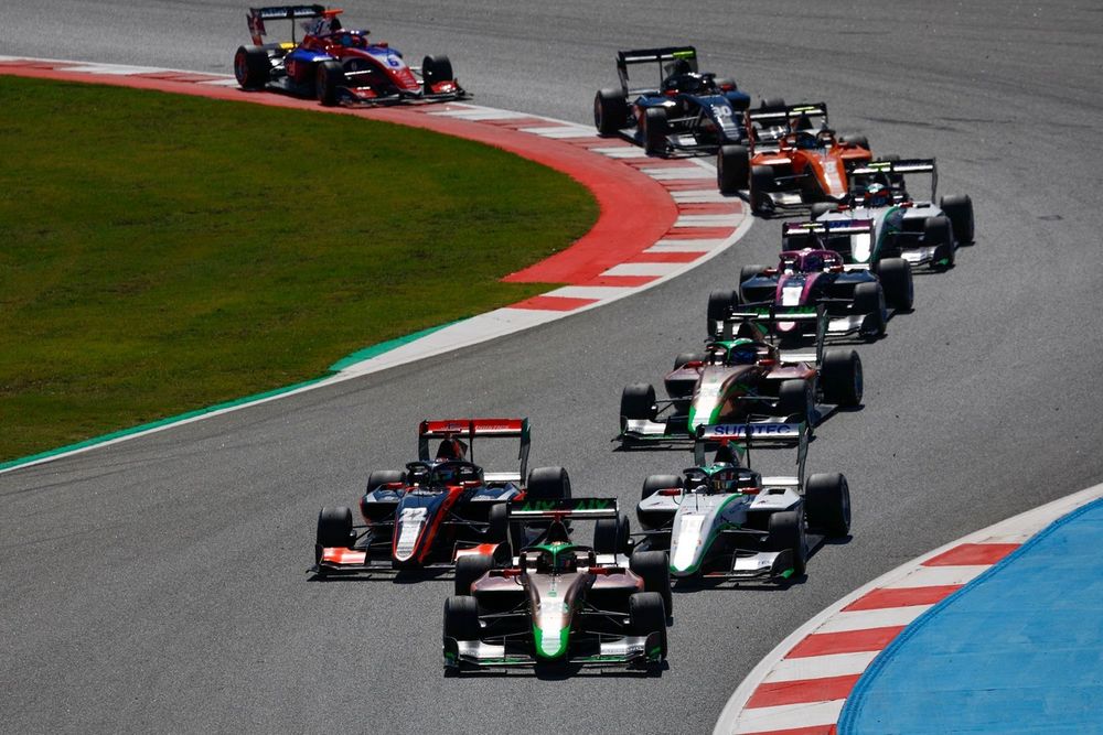 Joshua Dufek, PHM AIX Racing, prowadzi Matias Zagazeta, Jenzer Motorsport, i Tommy Smith, Van Amersfoort Racing