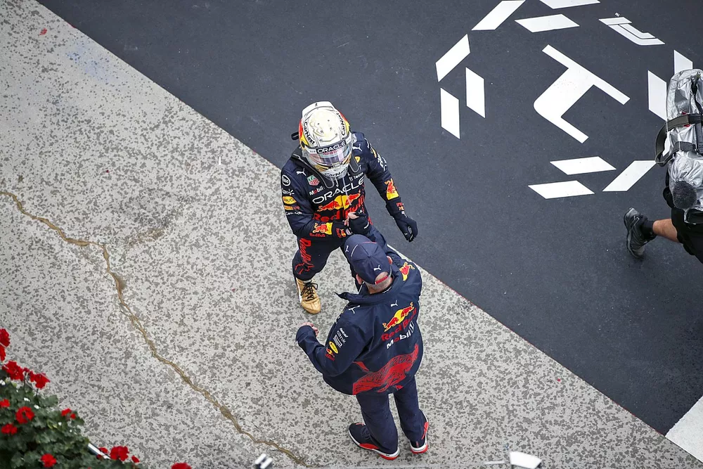 Max Verstappen, Red Bull Racing, 1&ordf; posici&oacute;n, celebra con un compa&ntilde;ero de equipo en el Parc Ferme