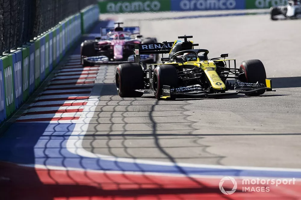 Daniel Ricciardo, Renault F1 Team R.S.20, Sergio Perez, Racing Point RP20