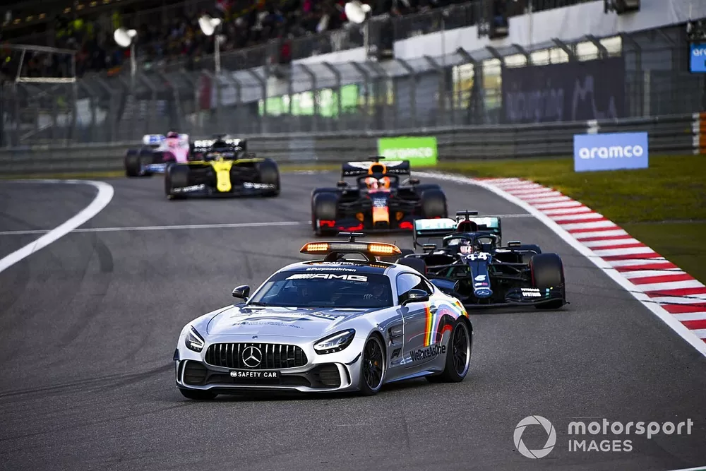 La voiture de s&eacute;curit&eacute;, Lewis Hamilton, Mercedes F1 W11 et Max Verstappen, Red Bull Racing RB16 