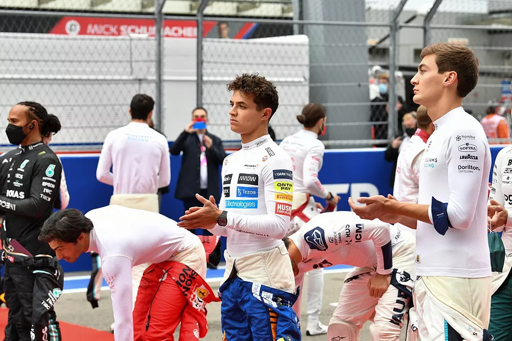 Lewis Hamilton, Mercedes, Carlos Sainz Jr., Ferrari, Lando Norris, McLaren, y George Russell, Williams, en la parrilla de salida